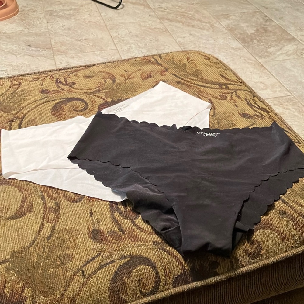 Victoria’s Secret No Show Cheeky Panties Set of 2 size Large Hipsters
